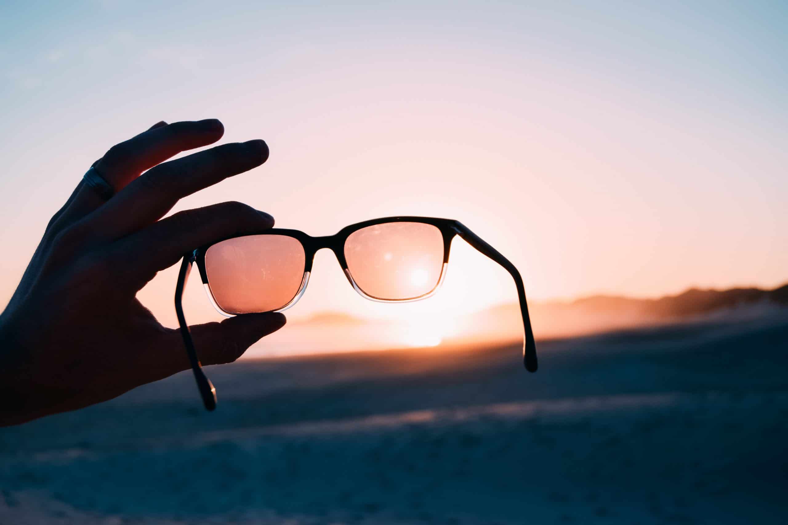 Know how to protect your eyes from the sun with sunglasses
